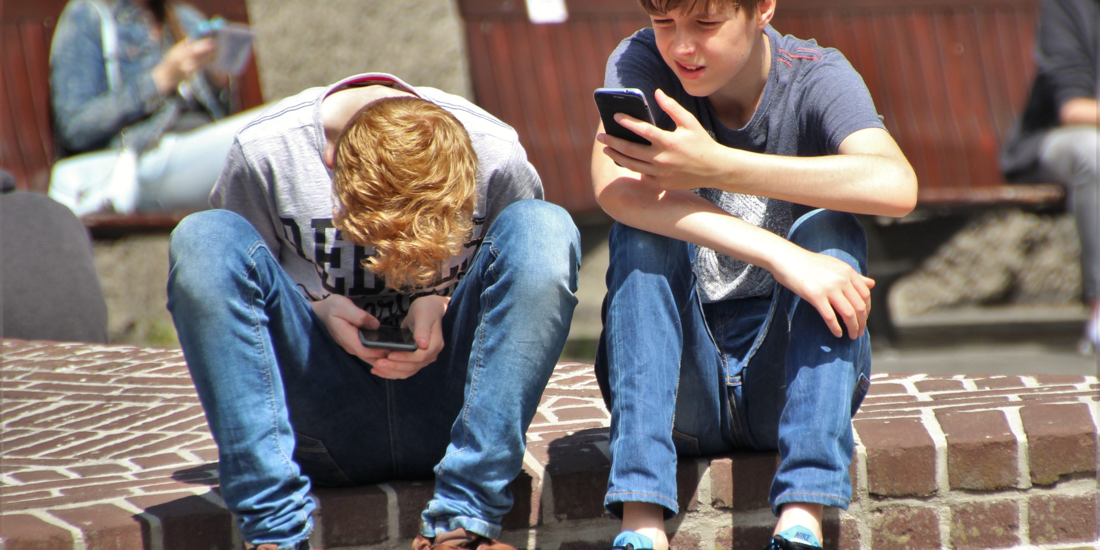 boys-cellphones-children-159395