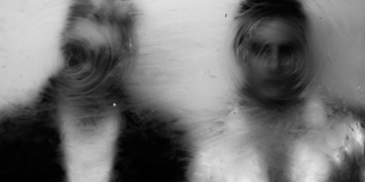 image deux hommes flous