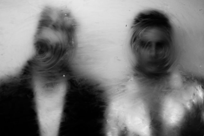 image deux hommes flous