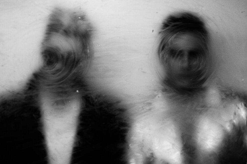 image deux hommes flous