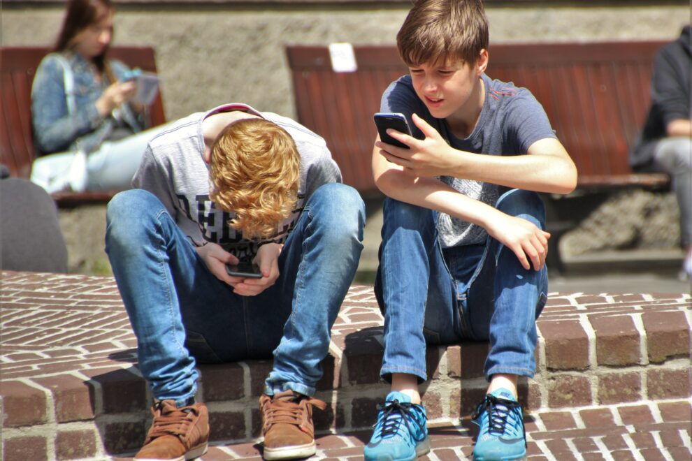 boys-cellphones-children-159395