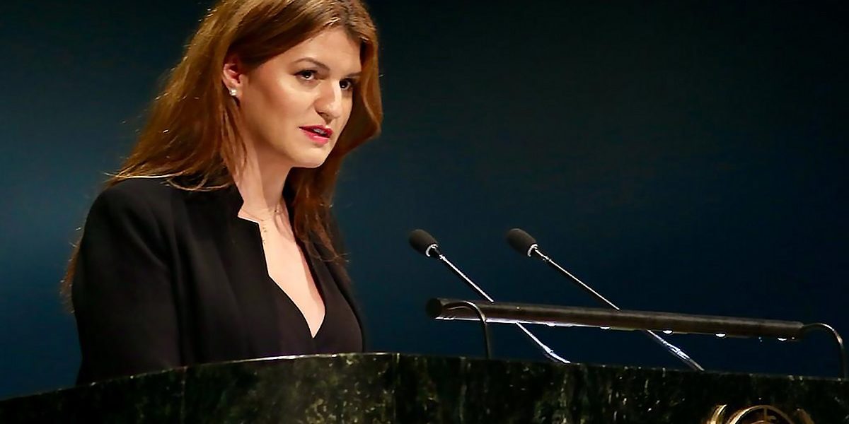 1200px-Marlène_Schiappa_à_la_tribune_de_l’ONU_(cropped)