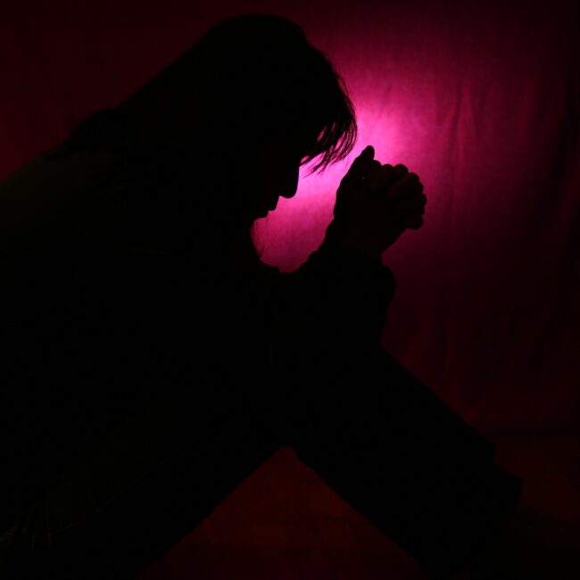 silhouette-light-people-girl-woman-mystical-745052-pxhere.com