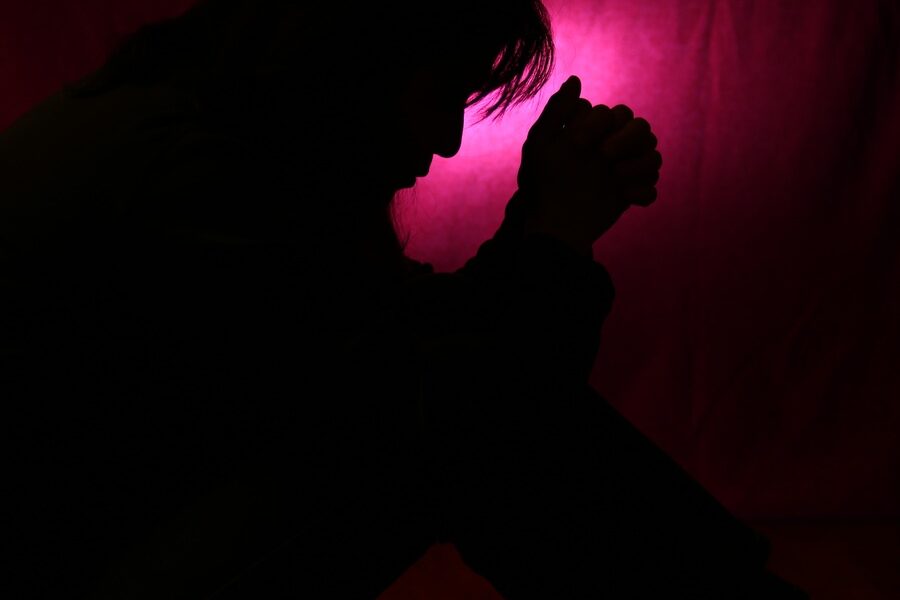 silhouette-light-people-girl-woman-mystical-745052-pxhere.com