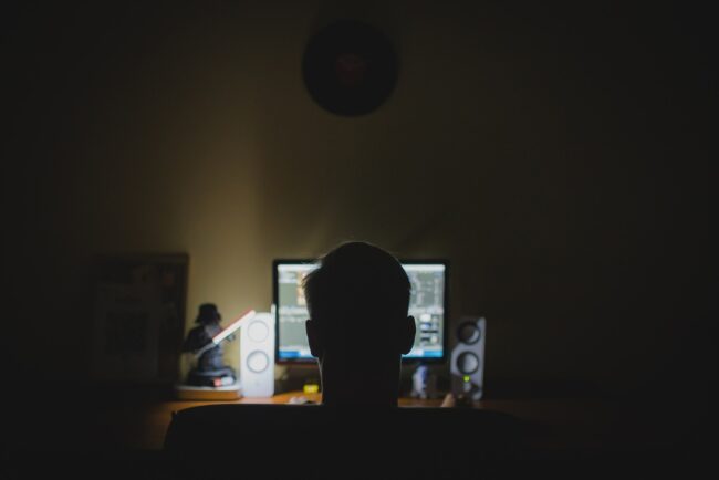 desk-computer-work-person-light-technology-851941-pxhere.com
